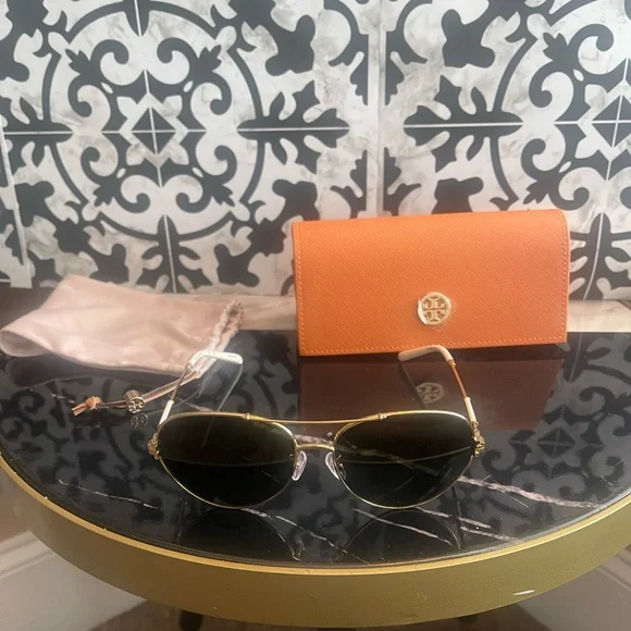 NIC Tory Burch sunglasses - Picture 1 of 7